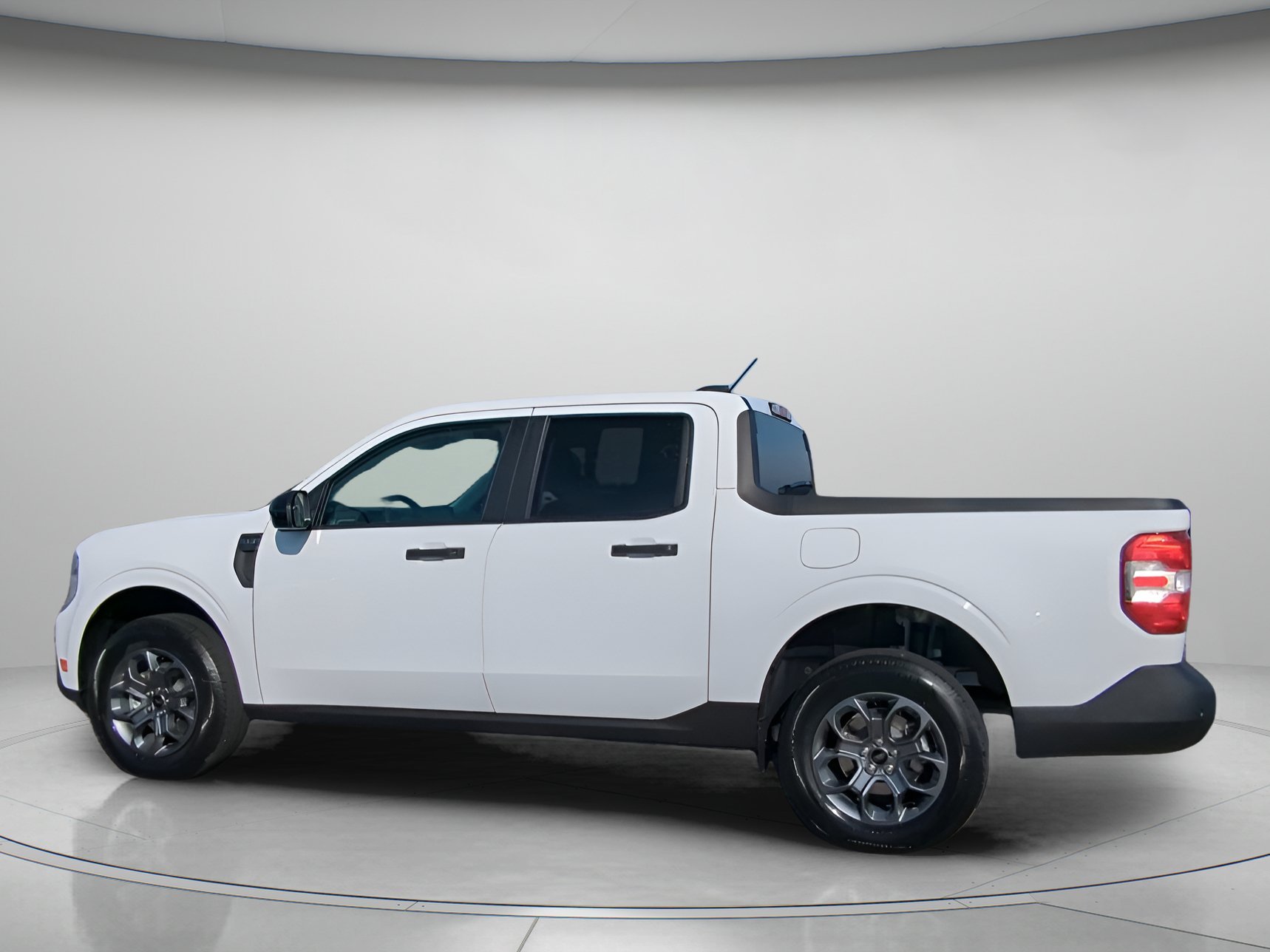 New 2026 Oxford White Ford XLT image 11