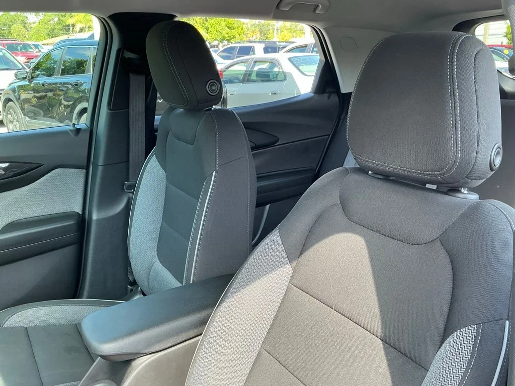Used 2025 White Chevrolet LT image 24