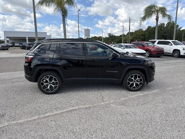 New 2026 Diamond Black Crystal Pearl-Coat Exterior Paint Jeep Limited image 3