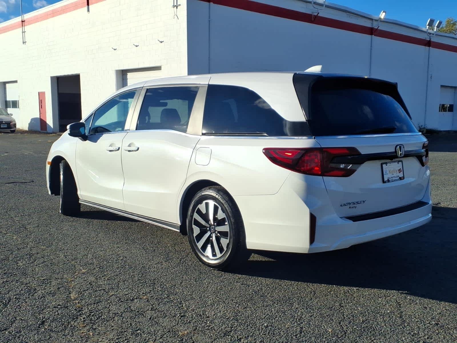 Certified Used 2026 Platinum White Pearl Honda EX-L image 5