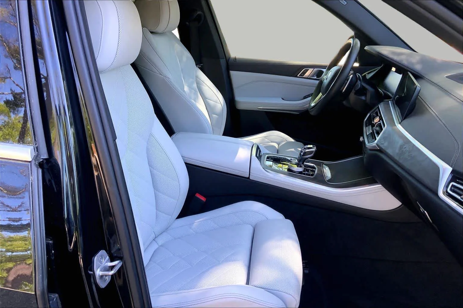 Certified Used 2023 Black Sapphire Metallic BMW xDrive40i image 7