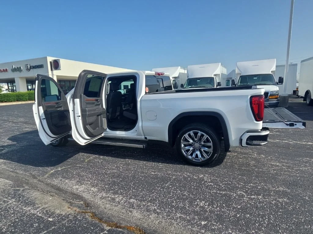 Used 2024 White Frost Tricoat GMC Denali image 5