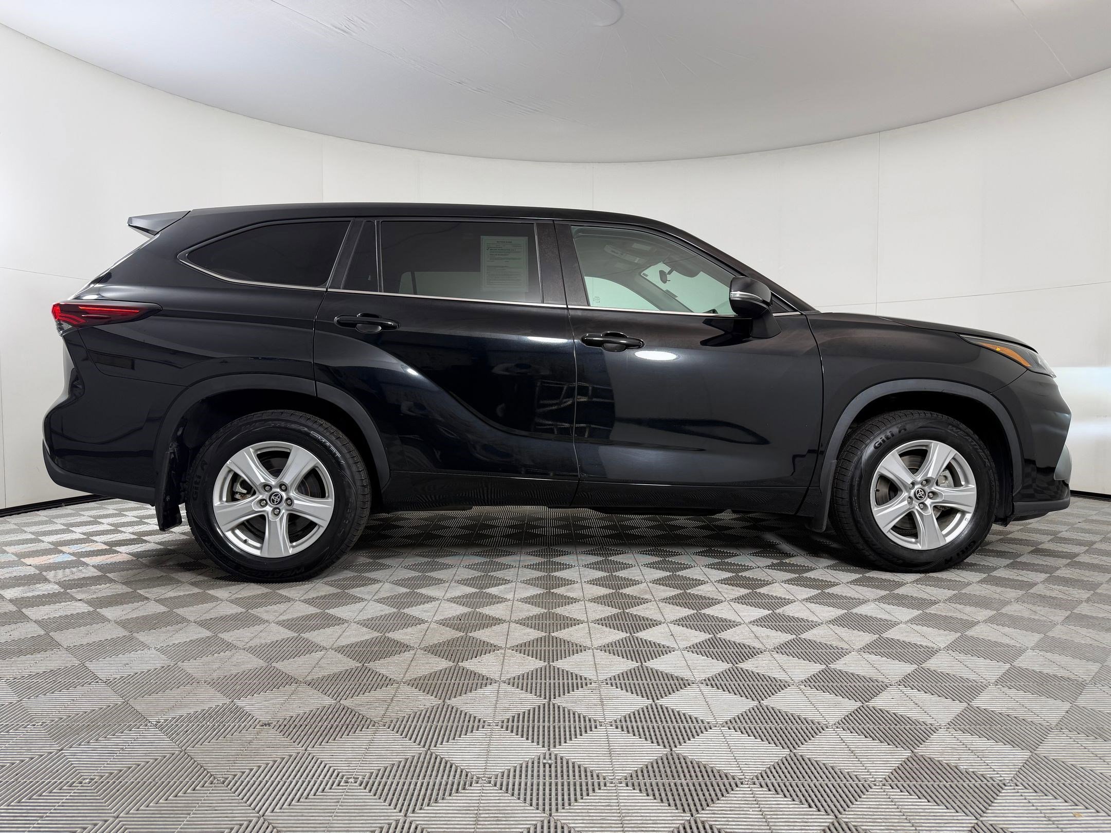 2024 Toyota Highlander LE - Photo 7