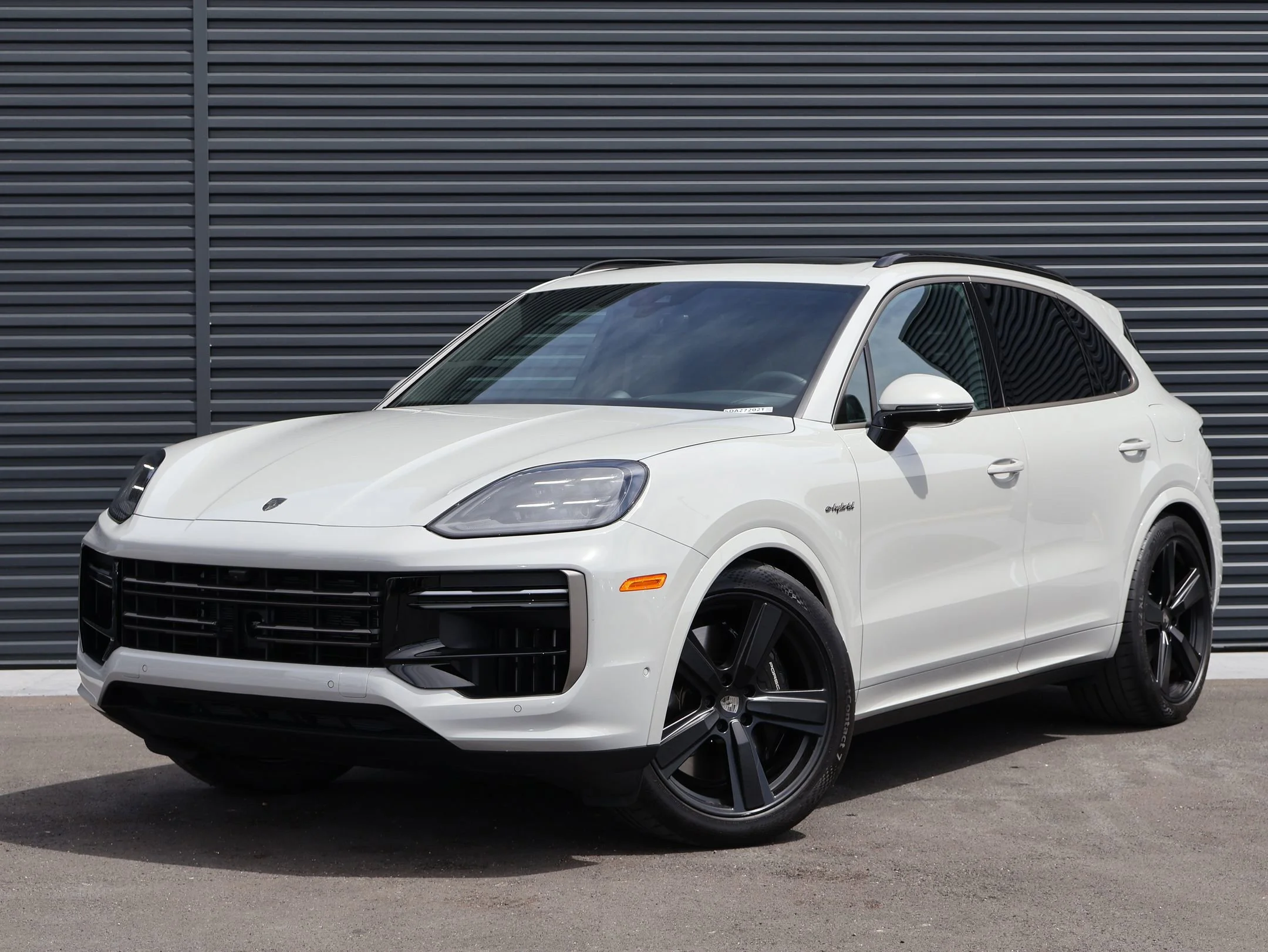 2025 Porsche Cayenne Turbo E-Hybrid's photo