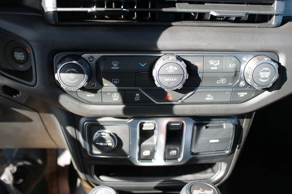 New 2026 Bright White Clear-Coat Exterior Paint Jeep Sport image 20