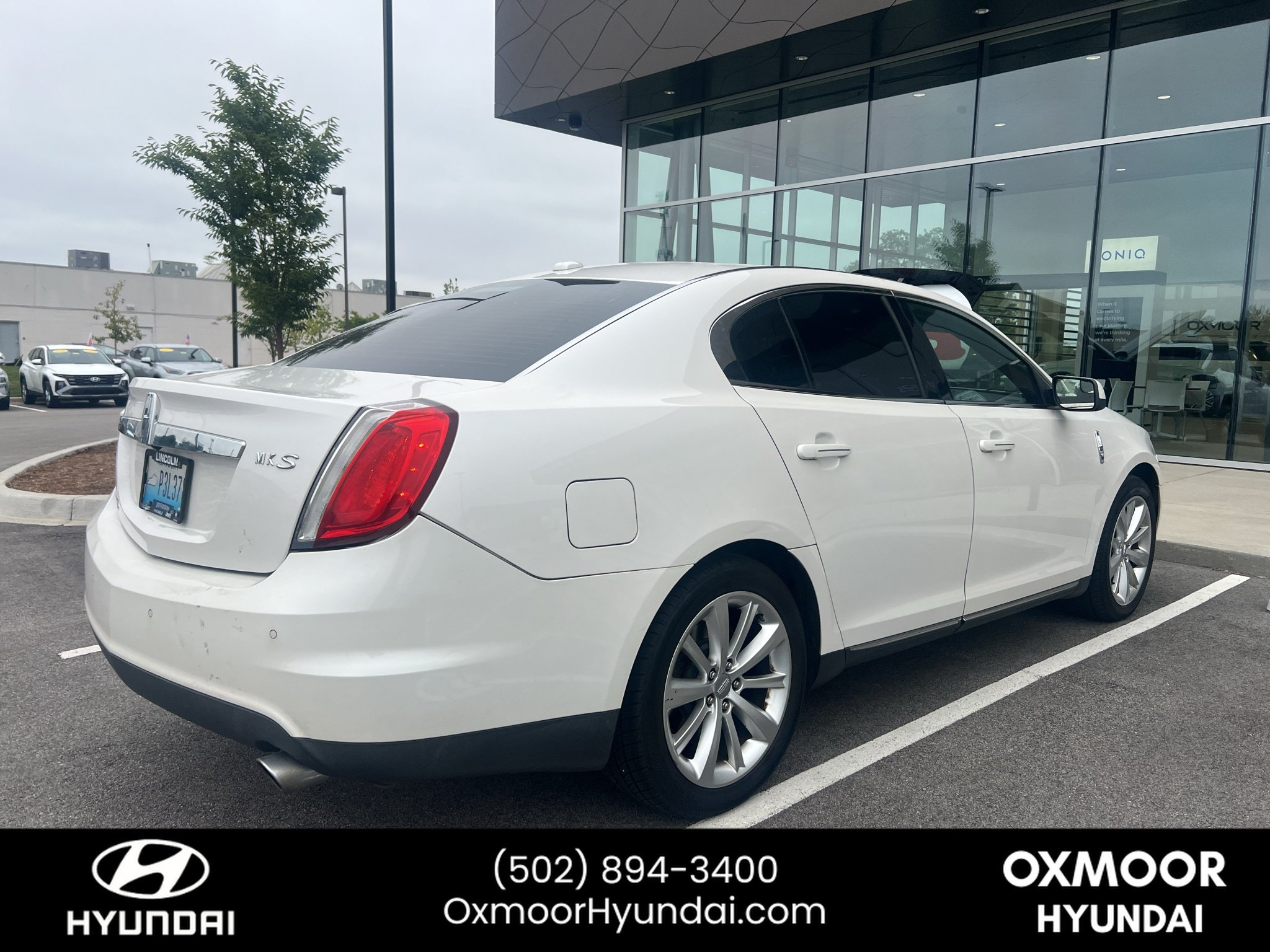 Used 2011 White Platinum Metallic Tri-Coat Lincoln Base image 13
