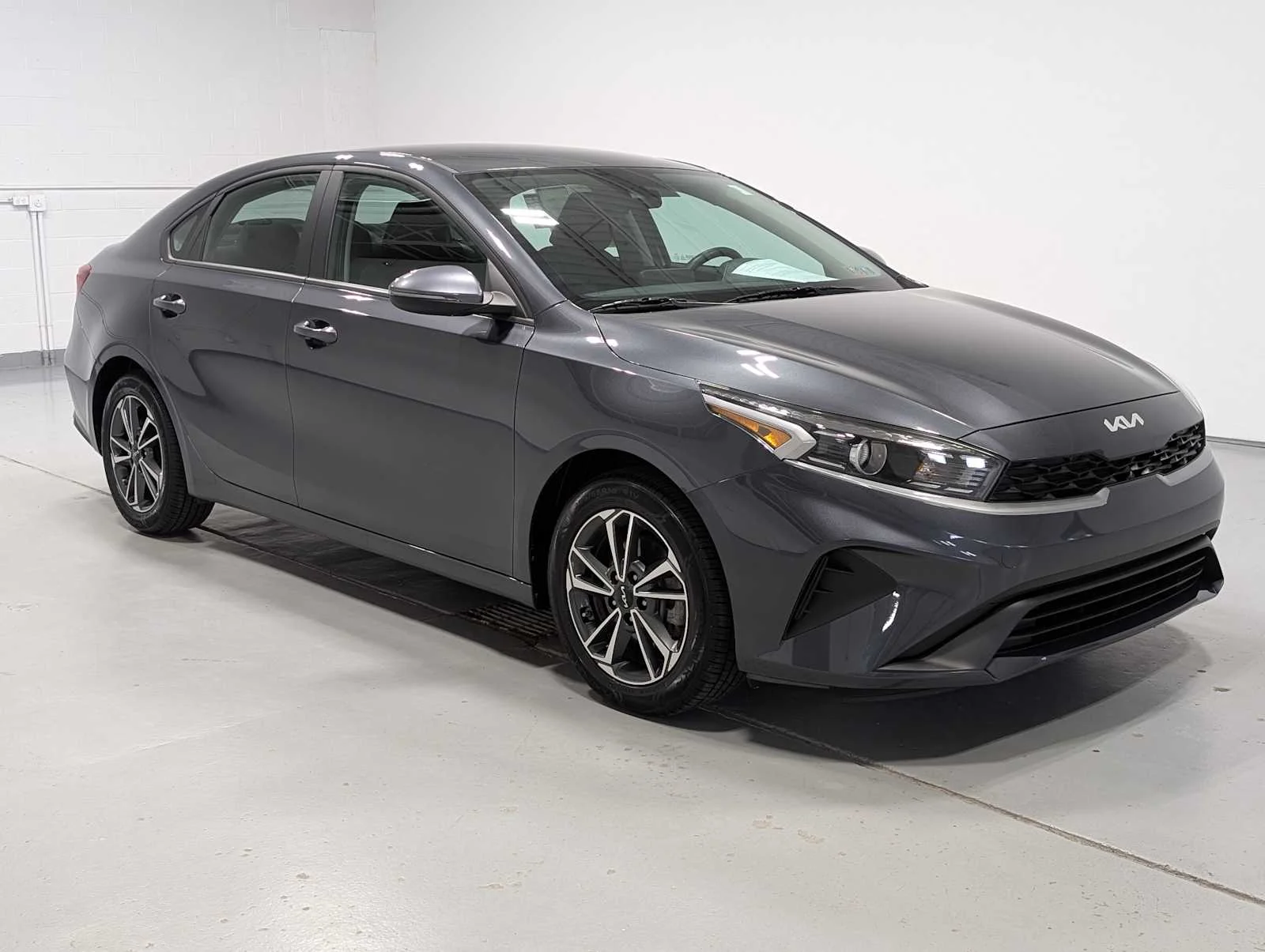 Used 2023 Gravity Gray Kia LXS image 6