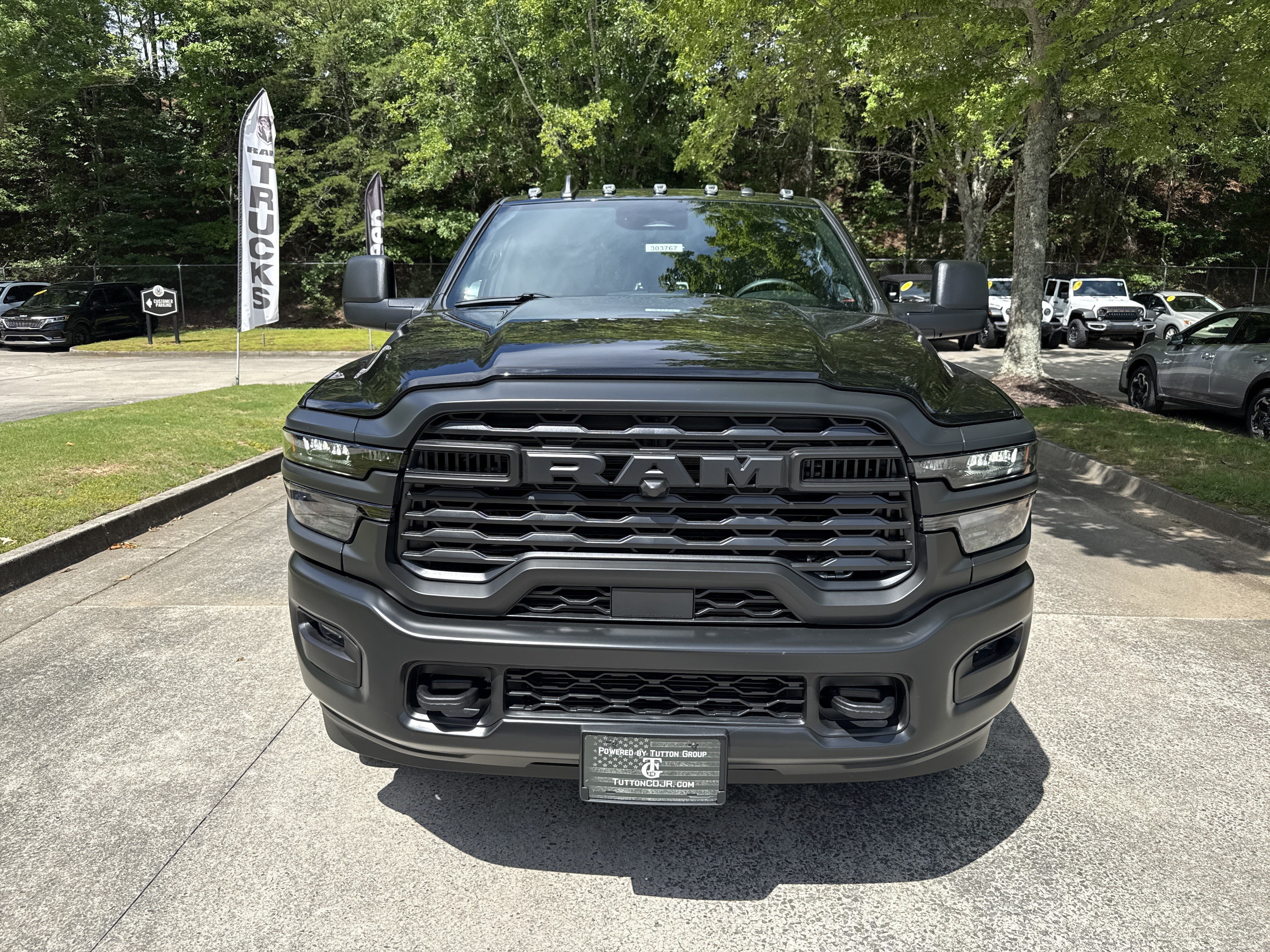 New 2026 Diamond Black Crystal Pearl-Coat Exterior Paint RAM Tradesman image 2