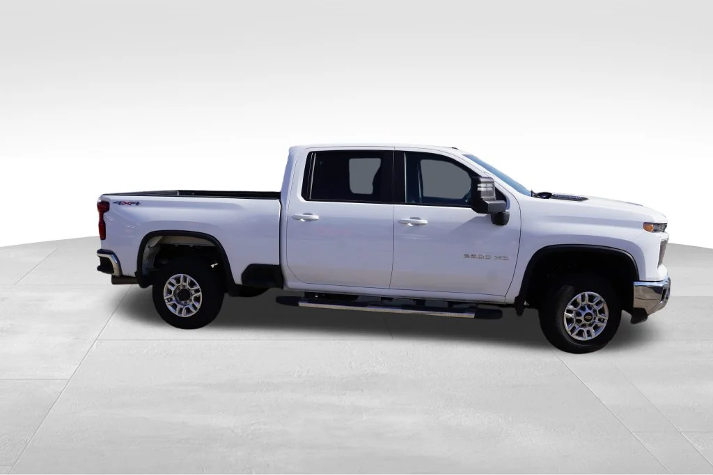 Used 2025 Summit White Chevrolet LT image 2