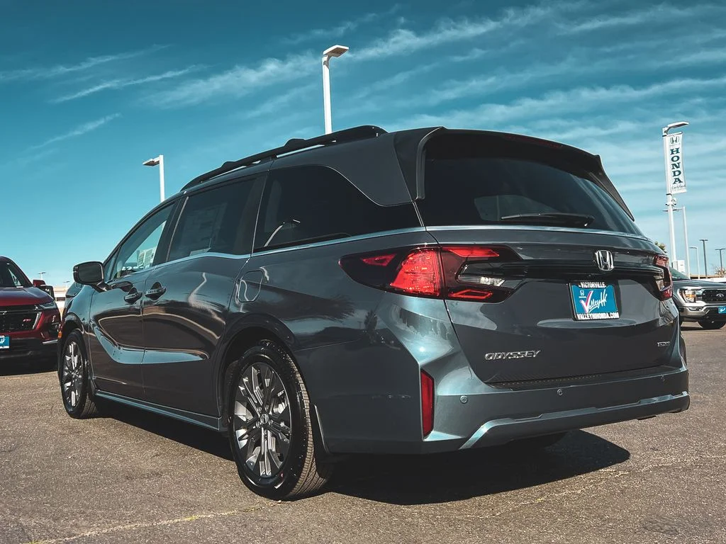 New 2026 Smoke Blue Pearl Honda Touring image 4