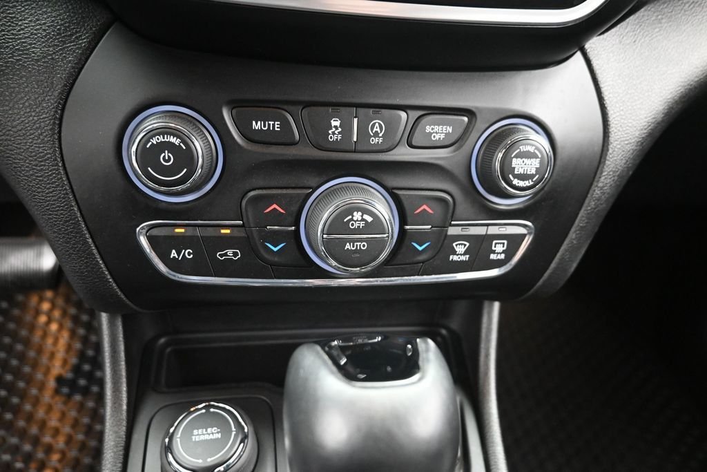 Used 2019 Silver Jeep Latitude Plus image 18