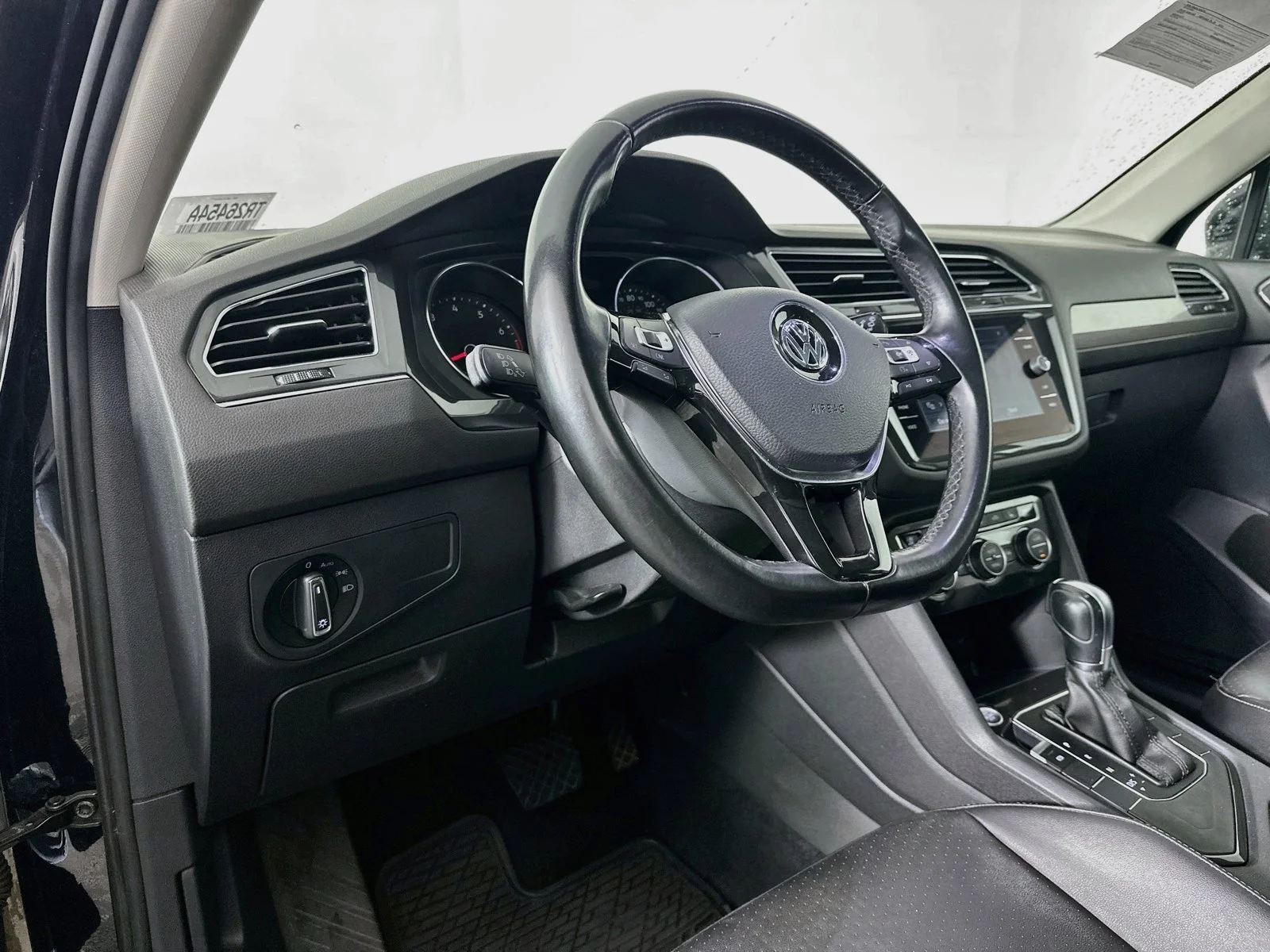 Used 2018 Deep Black Pearl Metallic Volkswagen 2.0T SE image 9