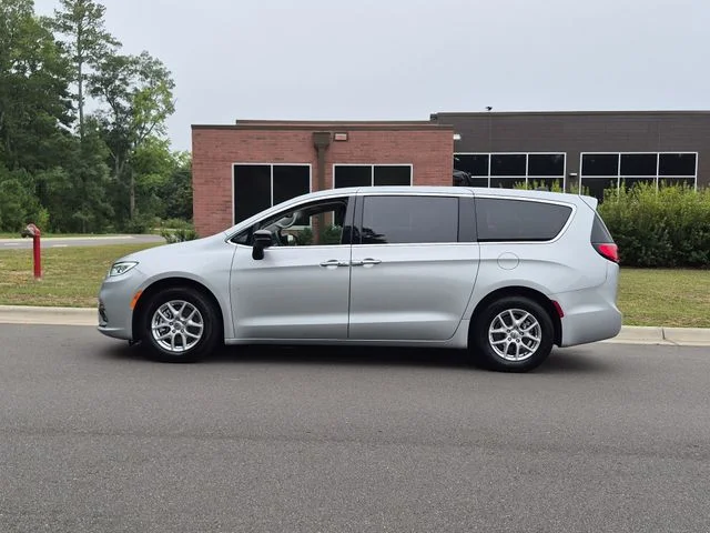 Used 2024 Silver Chrysler Touring L image 10