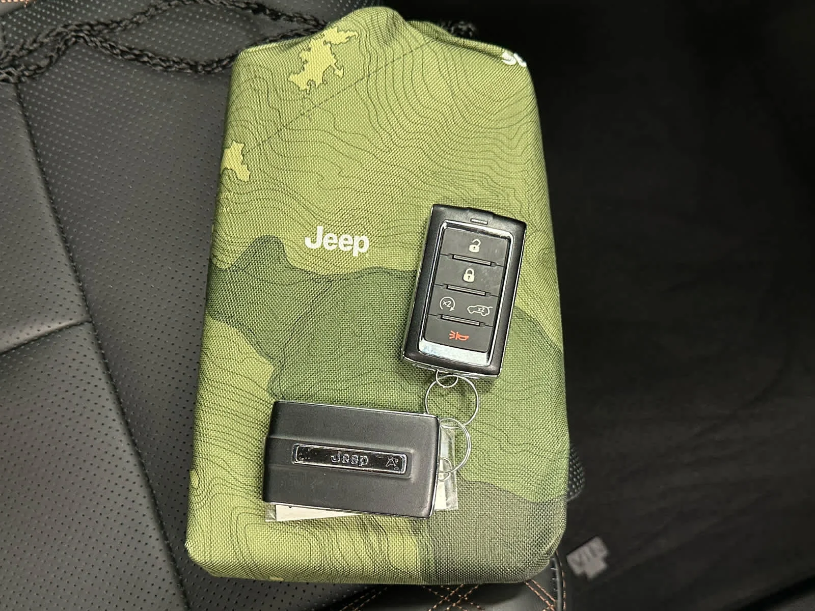 Used 2023 Midnight Sky Jeep Summit Reserve image 46