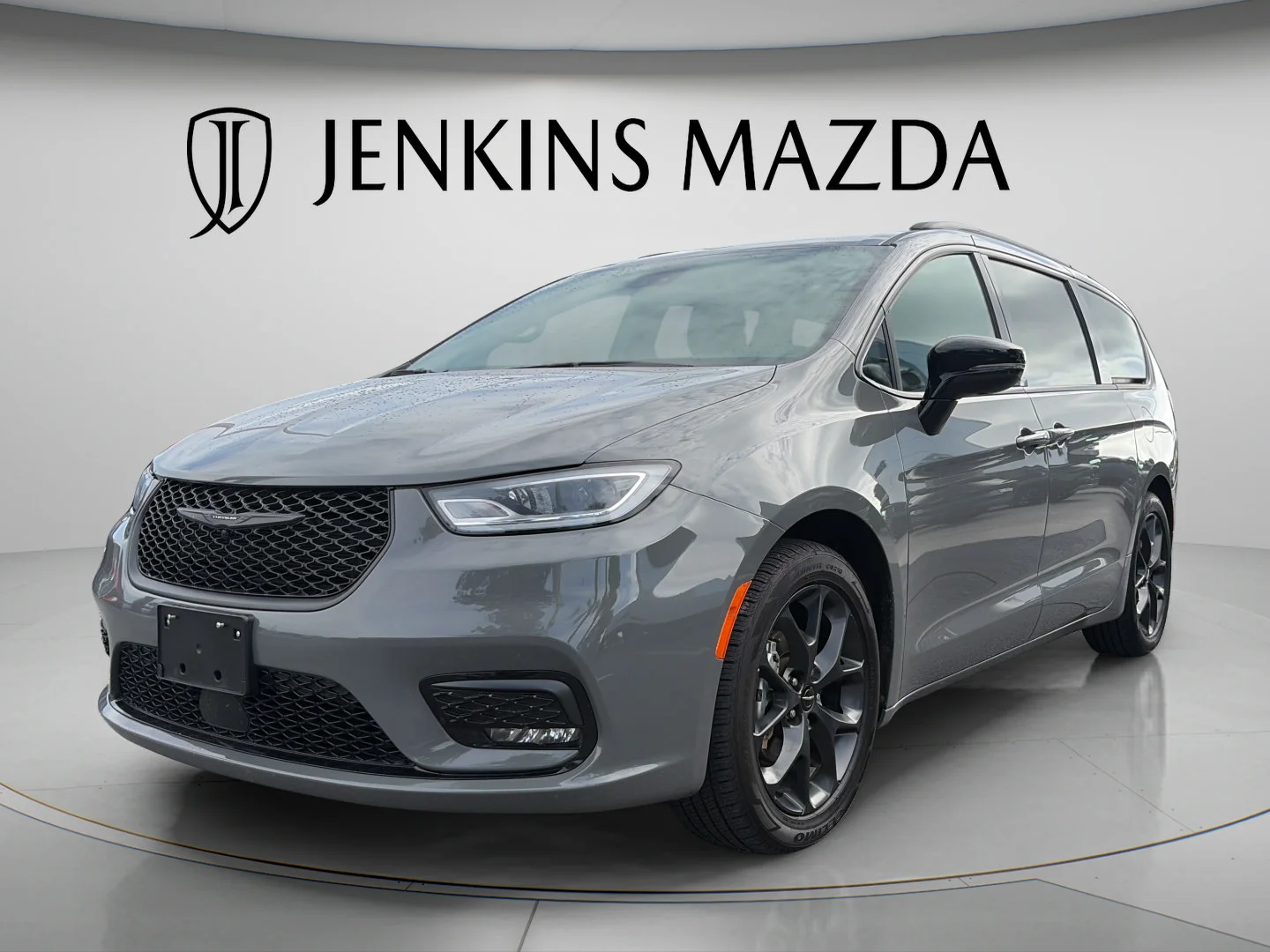 Used 2025 Ceramic Gray Clearcoat Chrysler Limited image 3