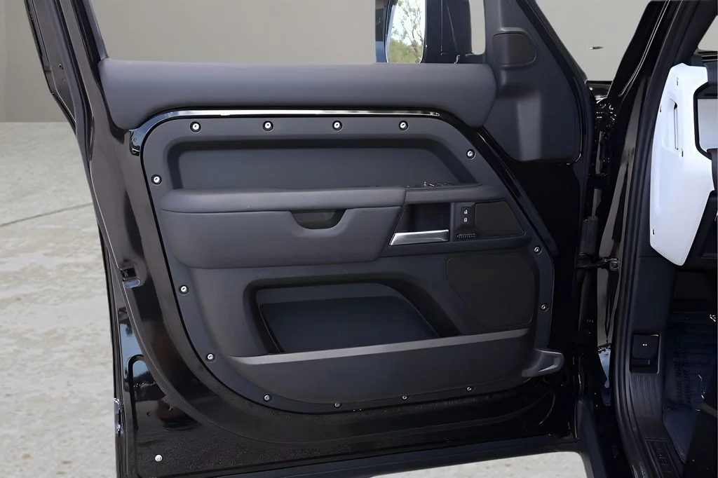Certified Used 2025 Black Land Rover X-Dynamic SE image 9
