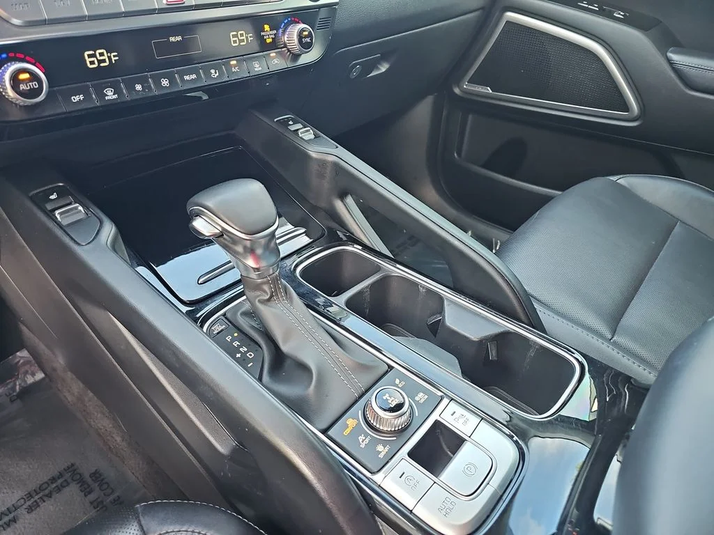 Used 2022 White Kia S image 25