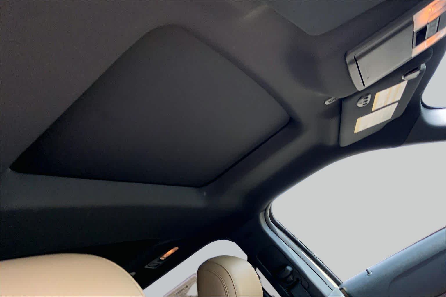 Used 2017 White Gold Metallic Ford Limited image 11