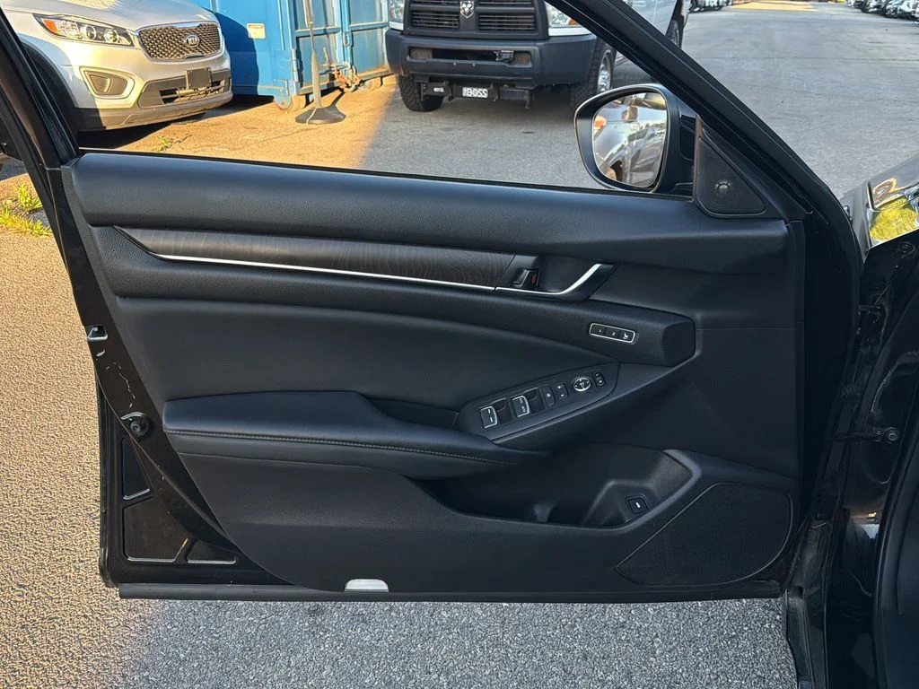 Used 2018 Black Honda Touring image 24