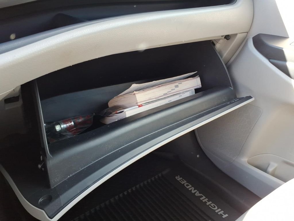 Used 2018 Silver Toyota XLE image 26