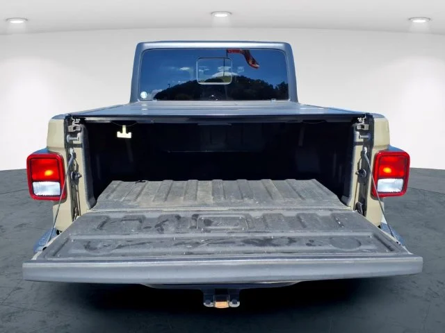 Used 2020 Green Jeep Overland image 11