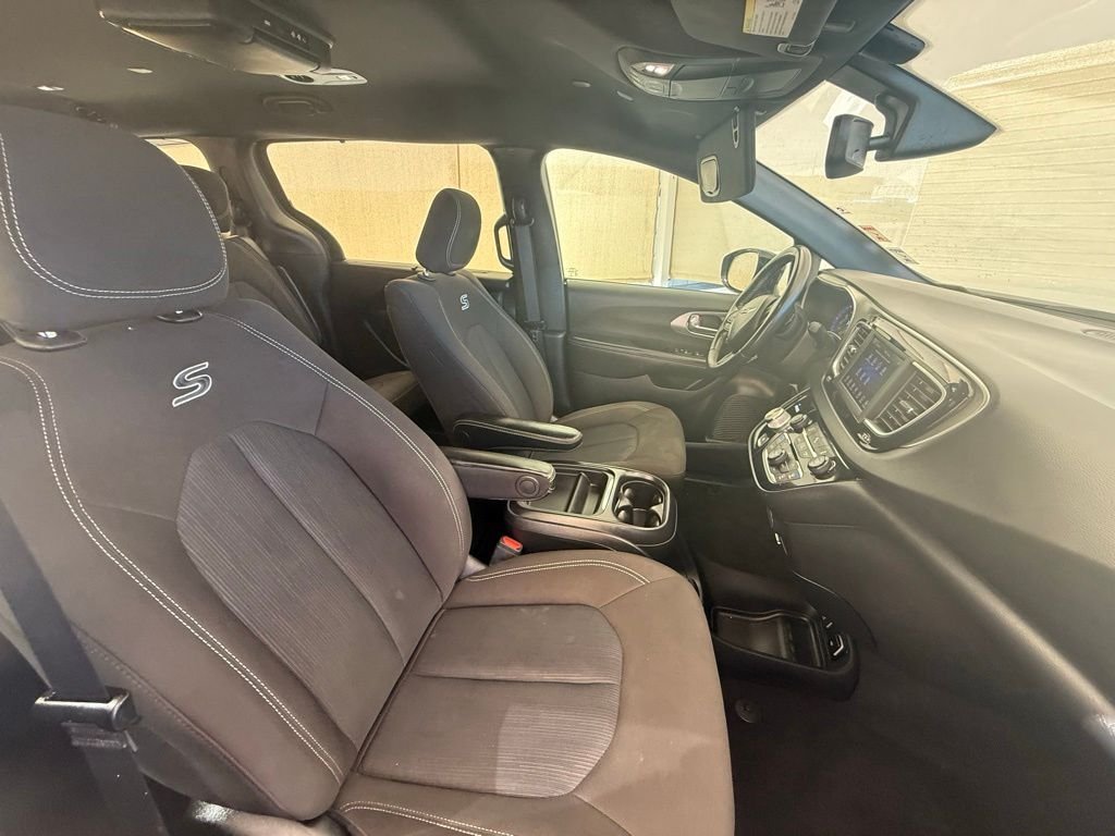 Used 2020 Brilliant Black Crystal Pearlcoat Chrysler Touring image 15
