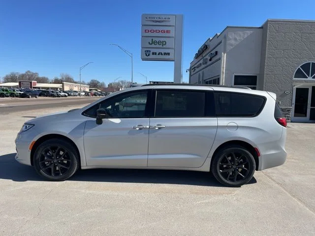 2026 Chrysler Pacifica Limited AWD's photo