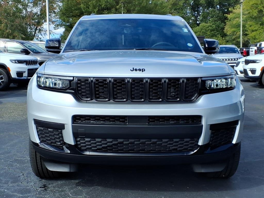 New 2025 Silver Zynith Exterior Paint Jeep Altitude X 4x4 image 2