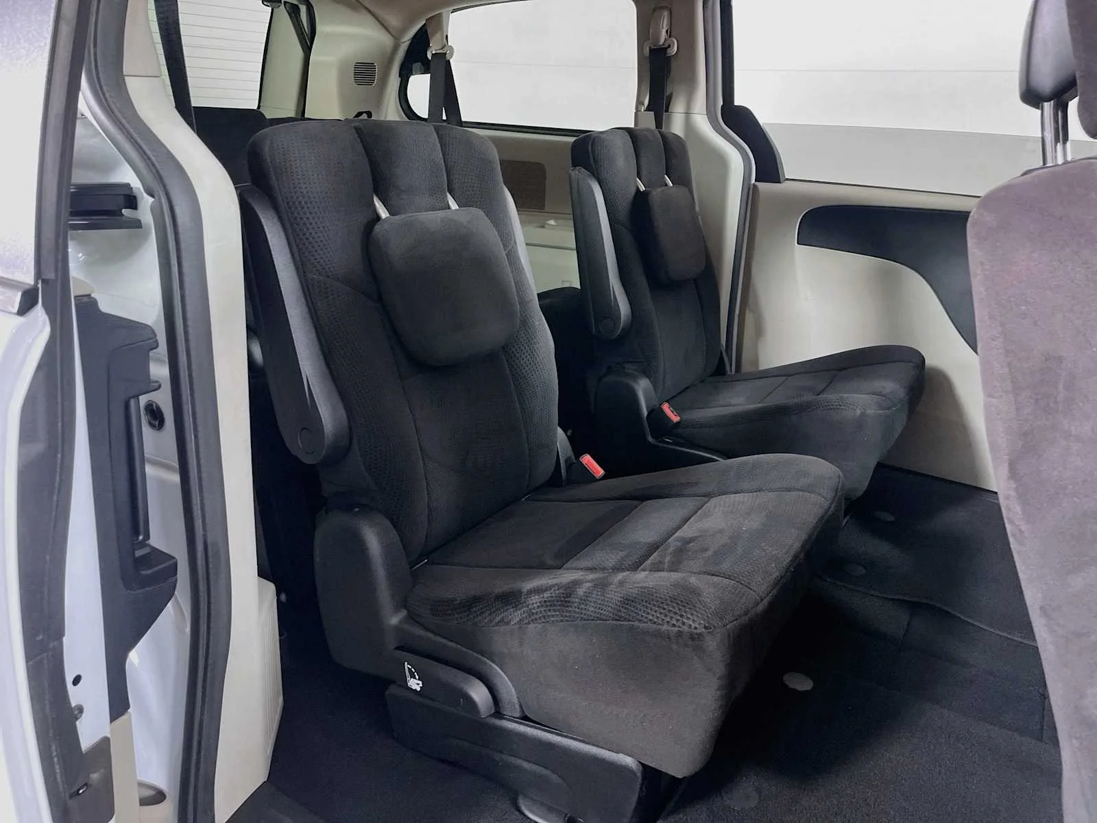 Used 2014 Bright White Clearcoat Dodge SXT image 22
