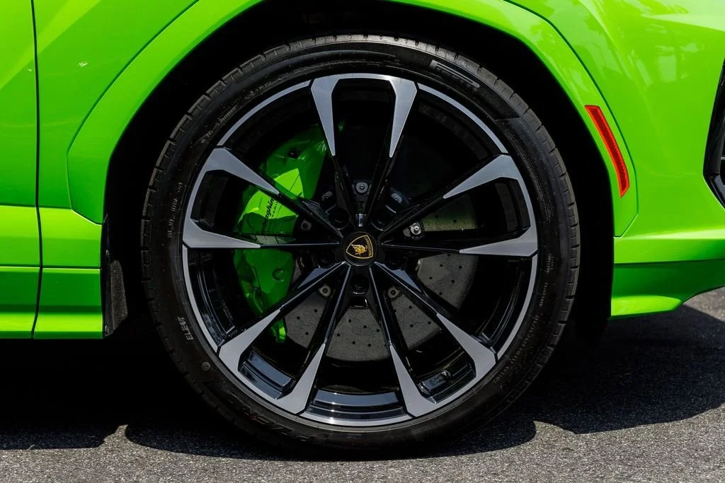 Used 2025 Green Lamborghini SE image 12