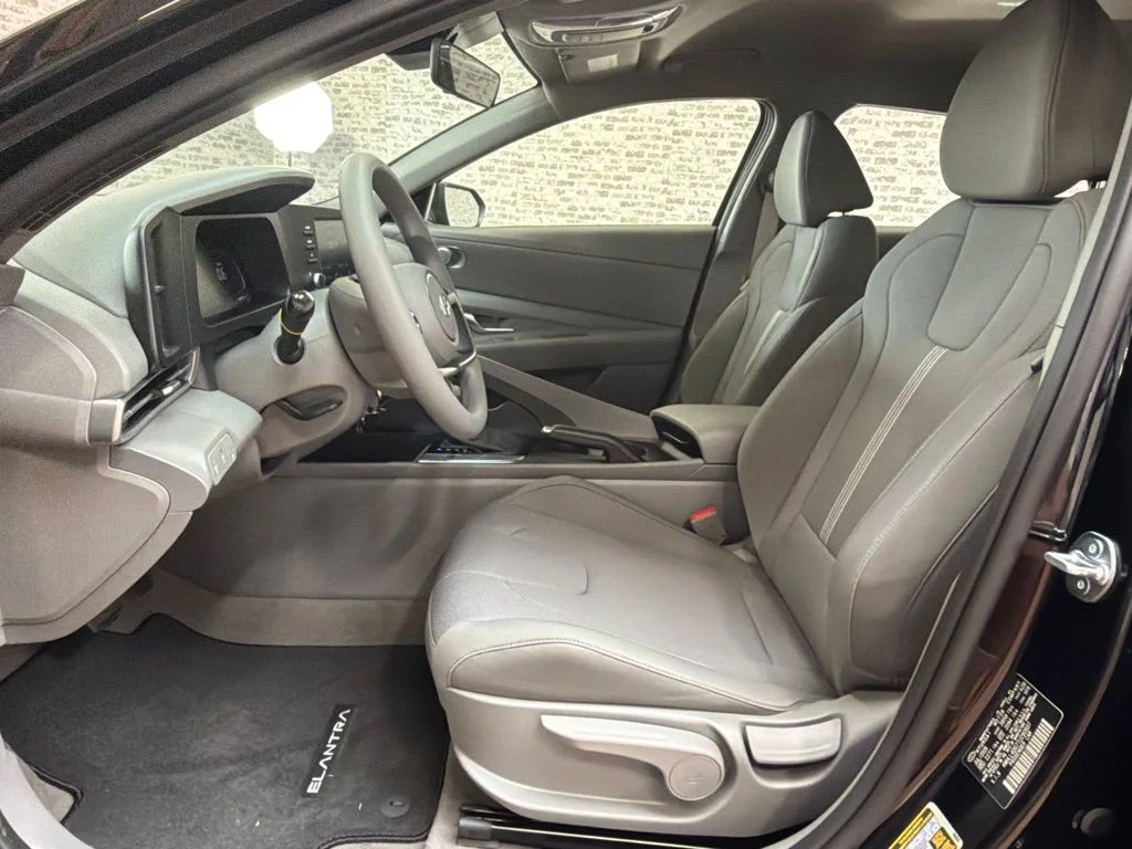 New 2026 Abyss Black Hyundai SE image 22