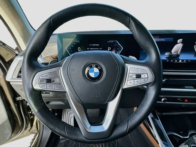 Used 2025 Green BMW xDrive40i image 11