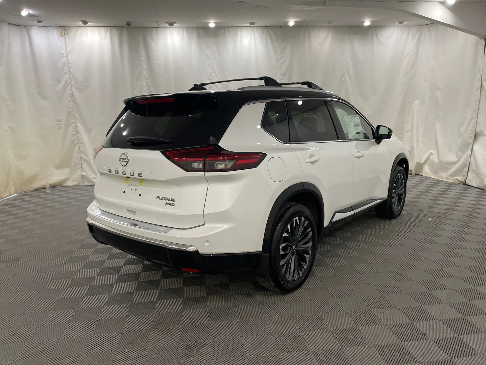 New 2026 Everest White Pearl/Super Black Nissan Platinum image 5