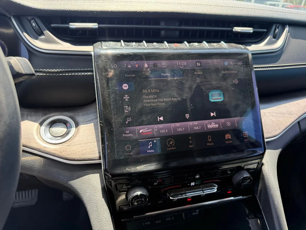 Used 2023 White/off-white Jeep Limited image 10