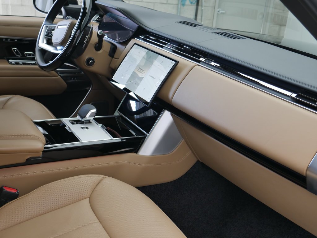 Used 2025  Land Rover Autobiography image 21