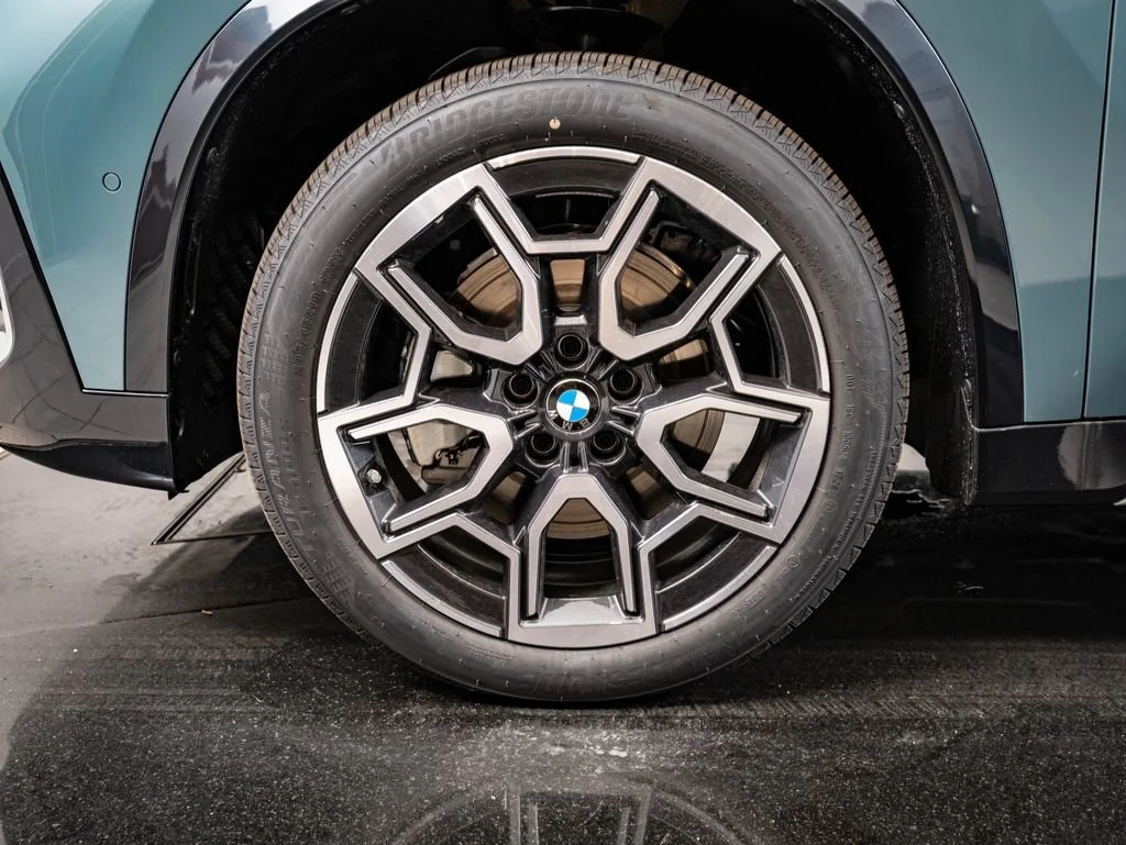 New 2026 Cape York Green Metallic BMW xDrive28i image 13