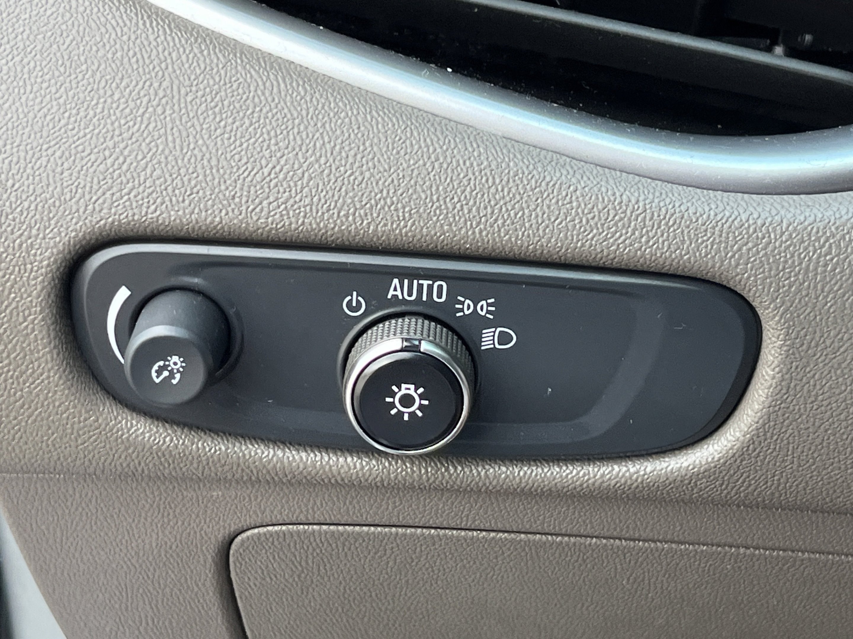Used 2025 Sterling Gray Metallic Chevrolet  image 26