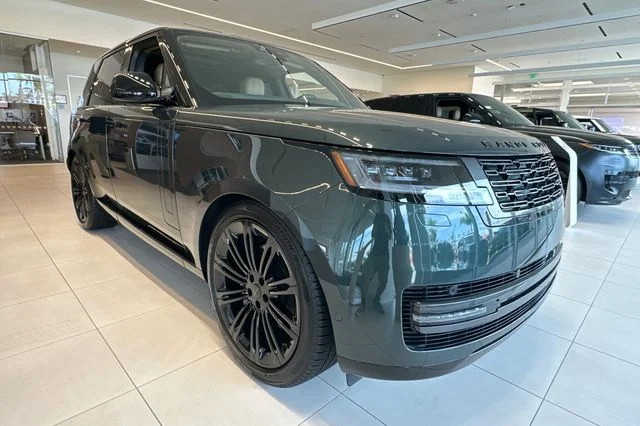 New 2026 Belgravia Green Land Rover SE image 7