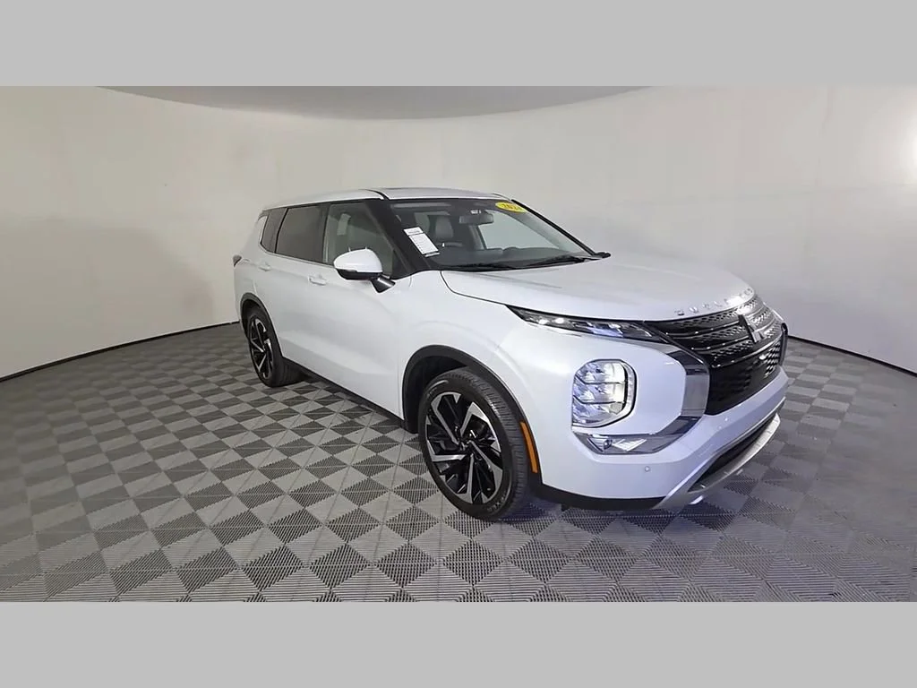 Used 2024 White Mitsubishi SE Black Edition image 61