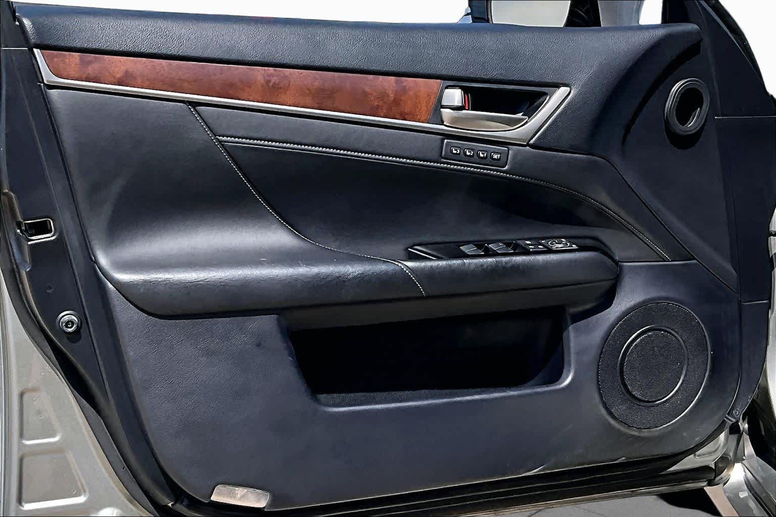 Used 2015 Atomic Silver Lexus  image 22