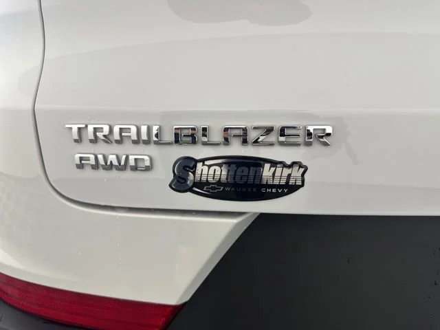Used 2025 Summit White Chevrolet LT image 27