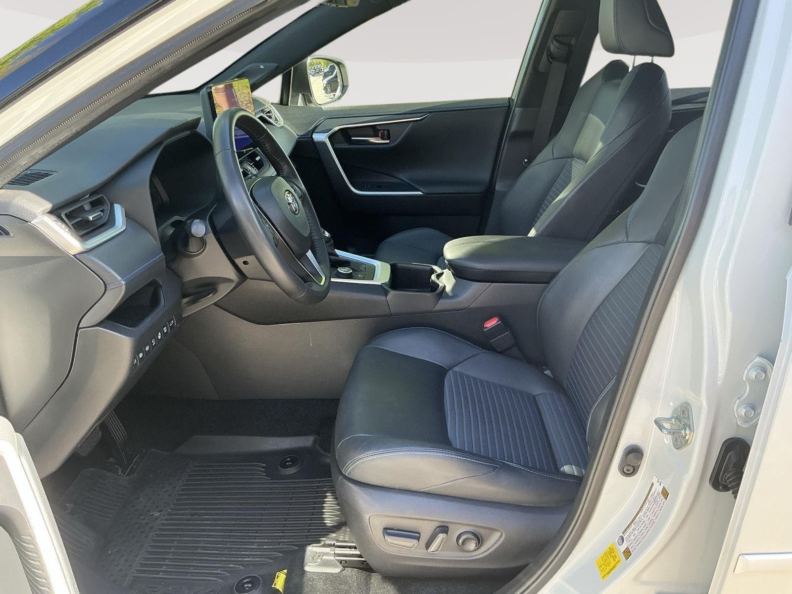 Used 2023 Wind Chill Pearl w/Midnight Black Metallic Roof TOYOTA XSE image 3