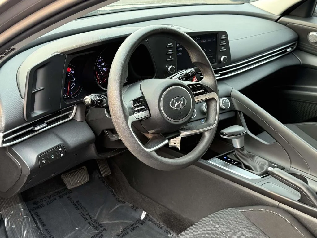 Used 2023  Hyundai SE image 2