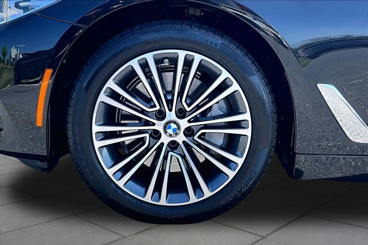 Used 2019 Black Sapphire Metallic BMW 530i xDrive image 10