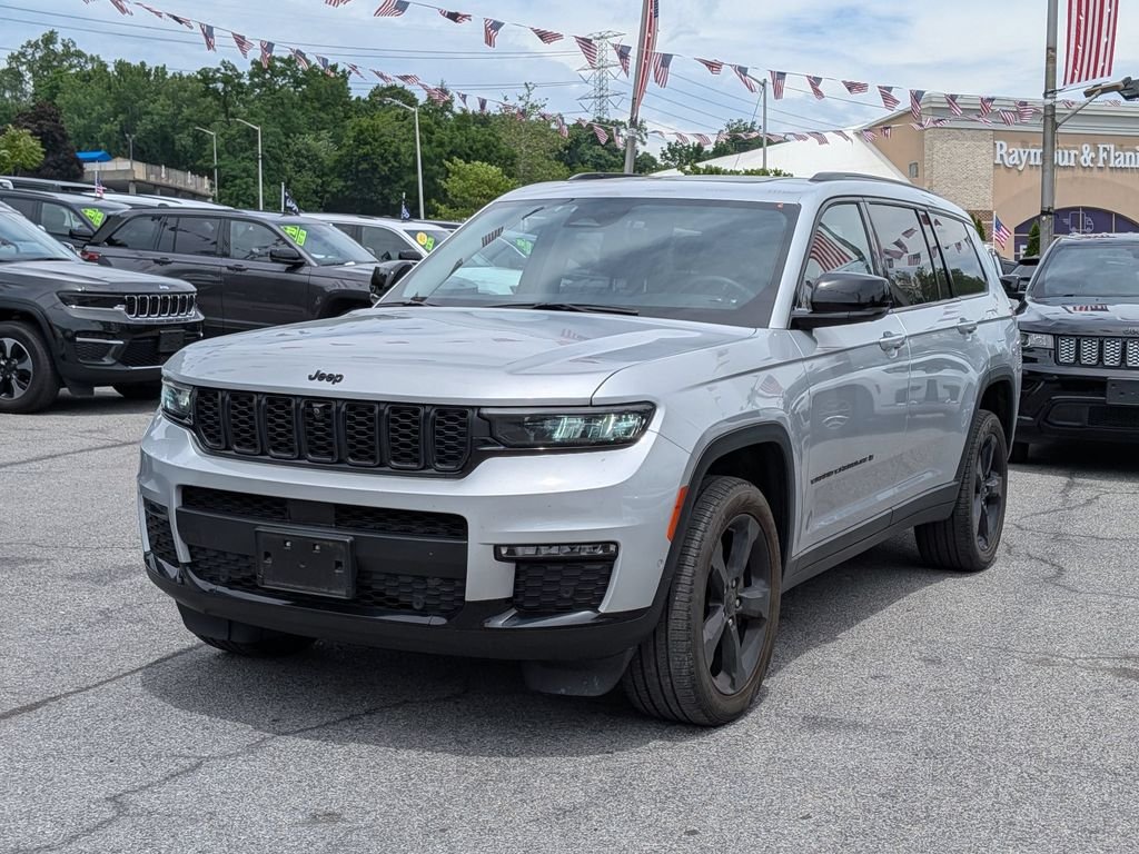 Used 2023 Silver Jeep Limited image 1