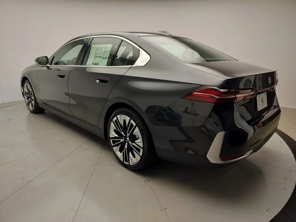 New 2027 Dark Graphite Metallic BMW 530i image 4