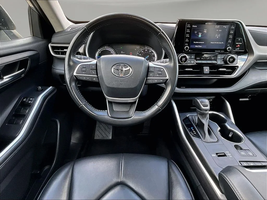 Used 2022 Silver Toyota XLE image 11