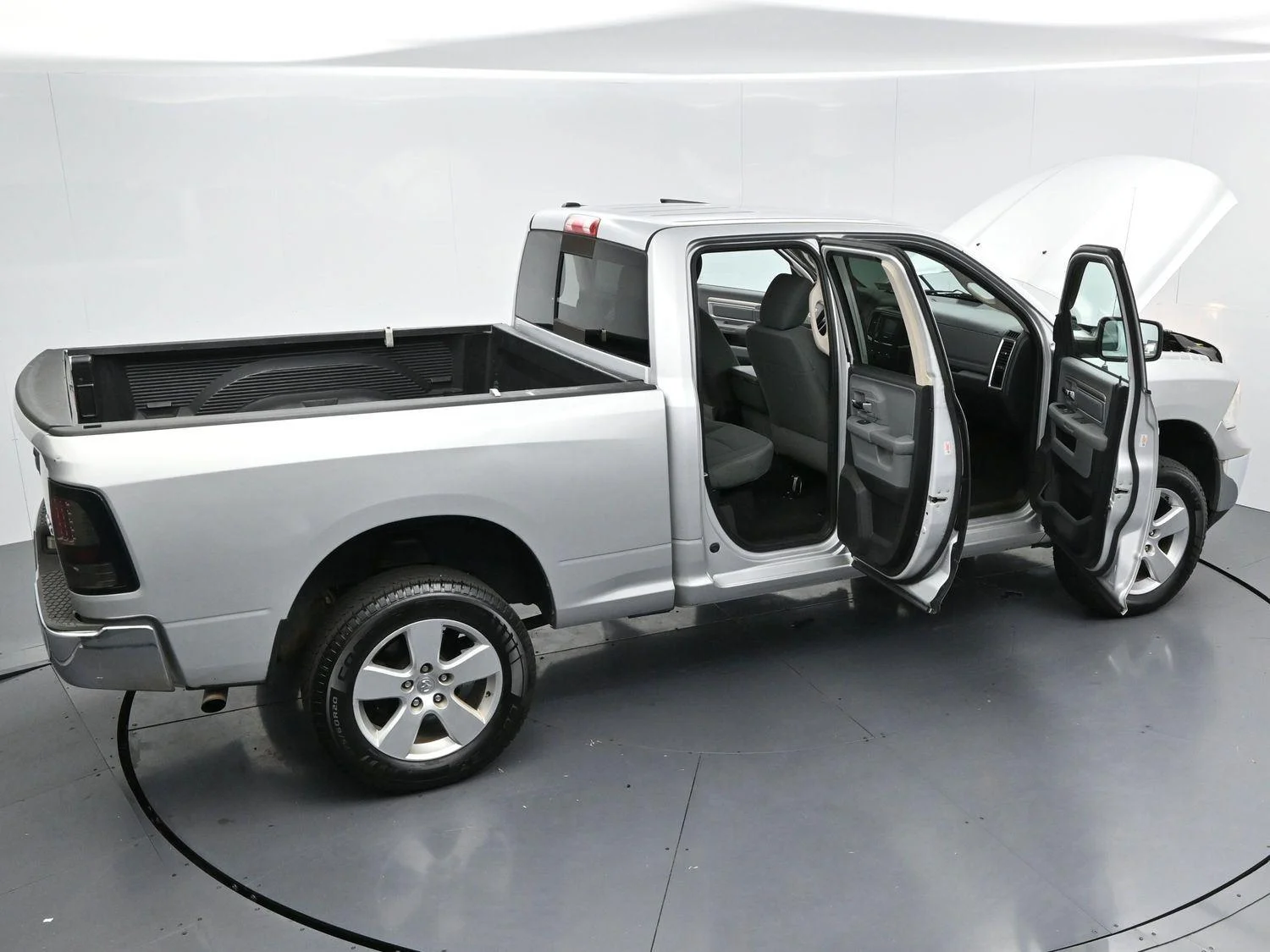 Used 2015 Bright Silver Metallic Clearcoat Ram SLT image 34