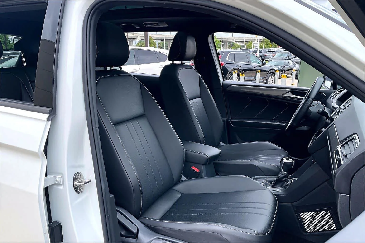 Used 2022 Oryx White Pearl Volkswagen SE R-Line Black image 9