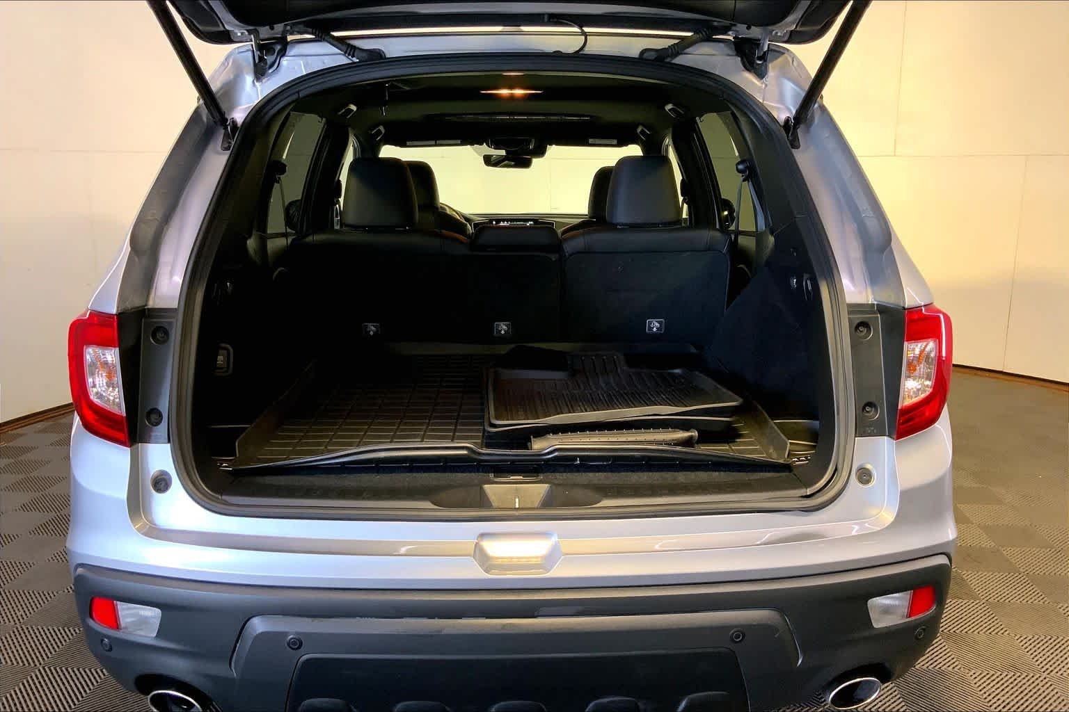 Used 2019 Lunar Silver Metallic Honda Touring image 37